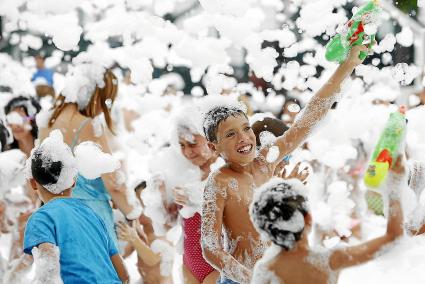 Los niños y niñas participantes disfrutaron de una mañana de lo más divertida gracias a una intensa «batalla» de espuma que resultó muy refrescante