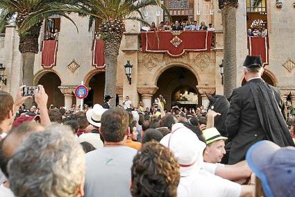 El pueblo quiere hacerse oír por Sant Joan. El Ayuntamiento escucha.