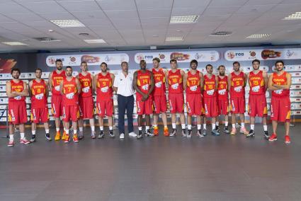 Sergio Llull, el primero por la izquierda, acompañado del seleccionador, Juan Carlos Orenga, y de los 14 seleccionados restantes.