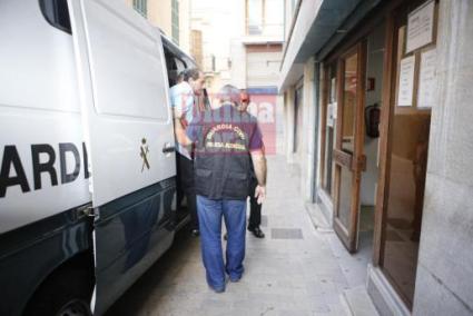 Nicasio García, bajando del furgón policial esta mañana.