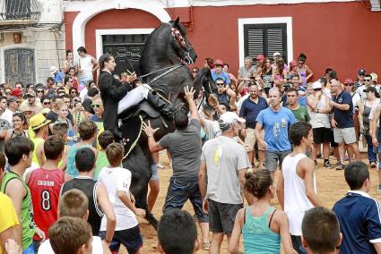 El jaleo anava a començar molt tard però la pluja va accelerar sa davallada.