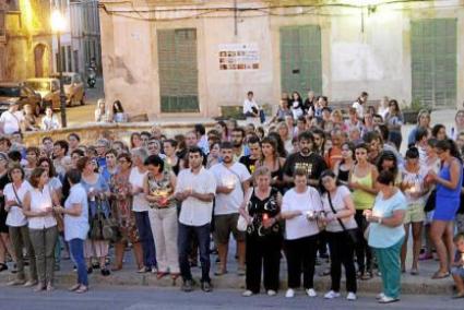 Decenas de vecinos se congregaron con velas ante la fuente de Santa Margalida al mismo tiempo que se celebraba el funeral.