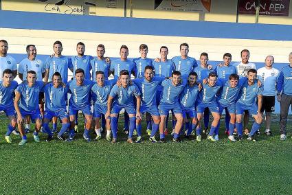 La plantilla y cuerpo técnico del Sporting de Mahón que ayer comenzó a trabajar.