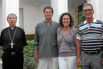 El bisbe Salvador Giménez, Biel Barceló, Isabel Juaneda i Antoni Salvador, president de la Capella.