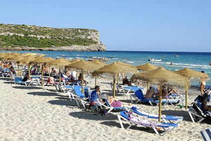 Menorca Alaior Son Bou playa hamacas sombrillas velomares chiringuito