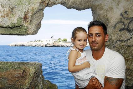 El ya ex delantero del Atlètic Ciutadella, Juanlu Sanz, ayer reposando con su hija Aroa por la zona del paseo marítimo de poniente.