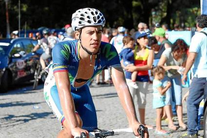 El ciclista de Ciutadella Albert Torres, con el maillot del Movistar Team Ecuador, preparándose para la última etapa