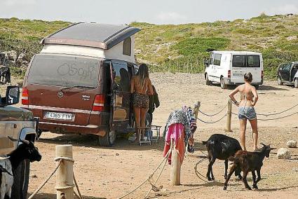 Esta es la imagen que se podía ver ayer por la mañana cerca de Cala Viola. Muchos vehículos hace días que están instalados.