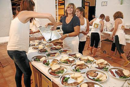 Los voluntarios prepararon centenares de deliciosas raciones