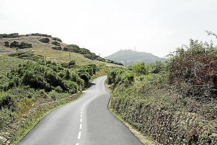 Todavía falta por cambiar el asfalto de la mitad del Camí de Tramuntana.