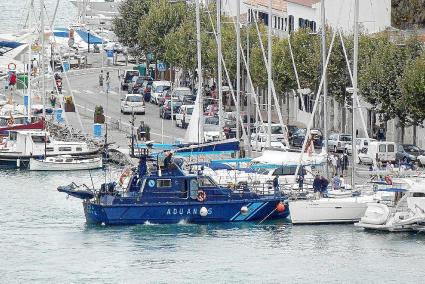 El patrullero también llevó a cabo su inspección entre los barcos amarrados en los muelles.