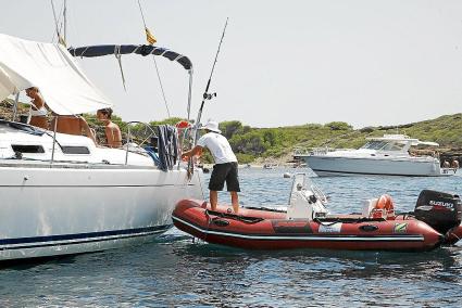 El vigilante de los fondeos de Es Grau se acerca a un yate para informar de la protección de la posidonia.