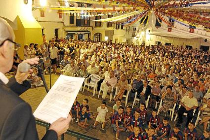 Gran asistencia. El Pla de l'Església y las calles aledañas se llenaron de gente para comenzar a vivir con intensidad las fiestas de Sant Bartomeu. El alcalde de la población, Manuel Monerris, y el presidente de el Ferre, Mingo Martí, fueron los encargados de pronunciar los discursos de bienvenida.