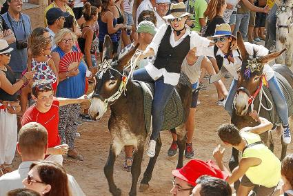 Les «caixeres» i el «caixer» engrescaren la gent, que intentà fer-los botar.