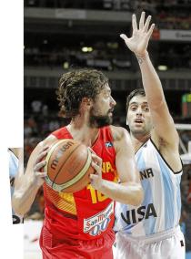 El base de la selección española Sergio llull (i) con el balón ante el base de Argentina Facundo Campazzo (d), durante el partido amistoso de preparación para el Mundial de Baloncesto, que ambos equipos disputan esta noche en el Palacio de los Deportes, en Madrid.