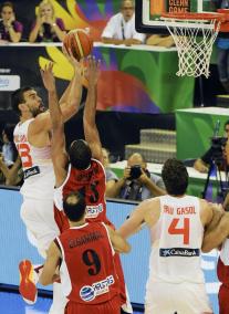 El pívot de la selección de España Marc Gasol (i) lanza a canasta ante el ala-pívot de Egipto Moustafa El Mekawy (2i)