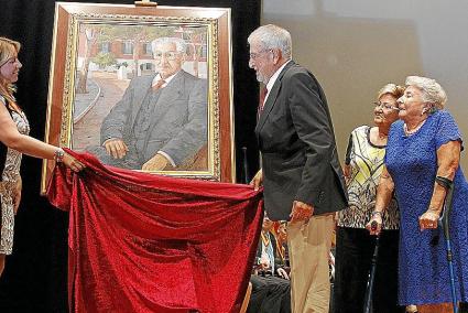 Ilustre. El cuadro de Montañés, pintado por Kiku Poch, se suma a la galería de mahoneses singulares.