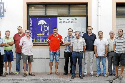 Miembros de la junta insular del partido ayer, frente a su sede (antes de UMe) en Es Castell.