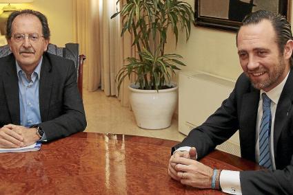 Dio la espalda. Benito Reynés, a la izquierda de la imagen, junto al presidente del Govern balear, José Ramón Bauzá, durante una de las reuniones que mantuvieron en los meses previos a la desaparición del Menorca Bàsquet. Ni el Ejecutivo autonómico ni la clase gobernante en general atendió nunca las peticiones del gran emblema del deporte menorquín.