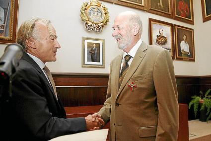 Emocionado. El cónsul honorario de Alemania en Menorca, Matthias Roters, recibió anoche, en manos del cónsul alemán en Barcelona, Rainer Eberle, la Cruz Oficial de la Orden del Mérito.