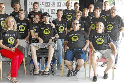 Los participantes en el proyecto con la camiseta que se vende para recaudar fondos.