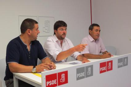 El secretario general del PSOE de Menorca, Vicenç Tur entre los alcaldes de Es Migjorn y Es Mercadal.