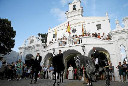 Caixers, cavallers i gent de tota edat es sumaren en l’acte de veneració a la patrona.