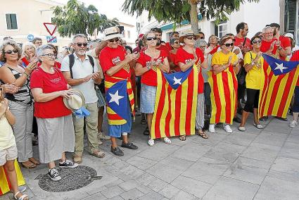 Unas doscientas personas, trescientas según los organizadores, se concentraron ayer en Es Mercadal en favor de la independencia de Catalunya