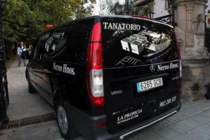 Un coche fúnebre entra en la casa del Promontorio, residencia habitual en Santander del presidente del Banco Santander, Emilio Botín.