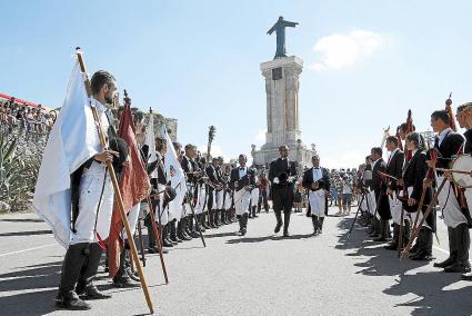 Cientos de personas se desplazaron hasta El Toro para asistir a la Missa de Caixers y la celebración del Jaleo gracias al servicio de autobús ofrecido por el Ayuntamiento