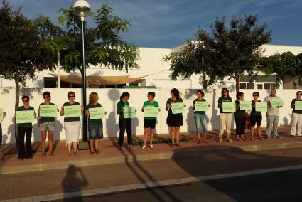 Protesta de un grupo de docentes frente a Colegio Sa Garriga de Sant Lluís