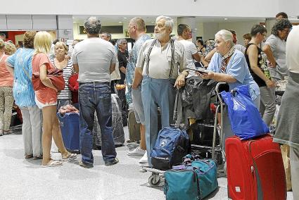 Los turistas rusos tuvieron que armarse de paciencia para tomar el vuelo a San Petersburgo.