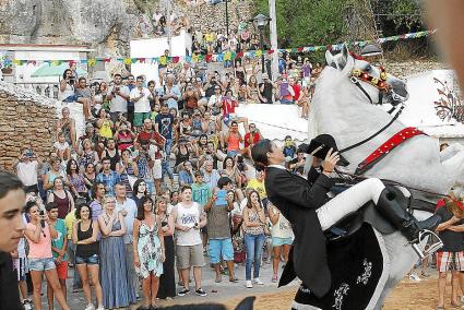 El domini dels cavalls en el jaleo animà residents i visitants en un espectacle festiu molt fotografiat