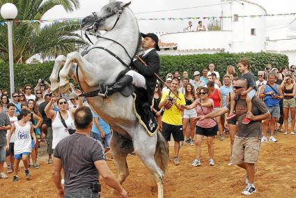 Cala en Porter celebrà ahir el seu jaleo gran i l’últim de les festes populars de l’Illa