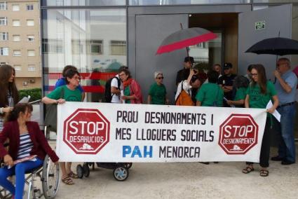 Los miembros de la PAH Menorca, en la protesta que ha tenido lugar este martes en los juzgados.