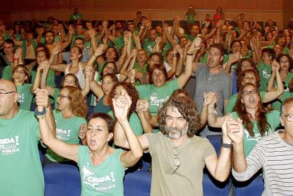 Reunión decisiva. Los docentes celebraron ayer una reunión decisiva en Petra que comenzaron puestos en pie y cantando L' estaca, de Lluís Llach, convertida en el himno de este movimiento.