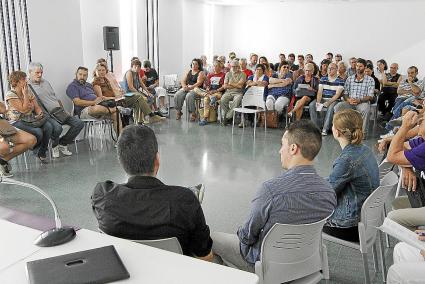 El primer encuentro insular de Podemos tuvo lugar ayer en el Centro de Convenciones de Es Mercadal y en él se vivieron algunos momentos tensos, pero al final se encarriló el debate y la asamblea resultó muy participativa