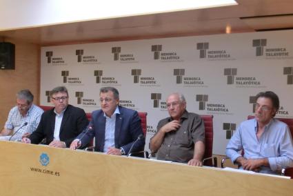 El conseller Fernando Villalonga y el presidente del Consell, Santiago Tadeo, con los representantes de las cofradías