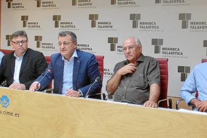 El presidente Tadeo, el conseller Villalonga y los representantes de las tres cofradías, ayer durante la presentación del plan.