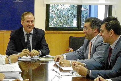 Primera reunión. Domínguez (derecha) de nuevo en el equipo de Administraciones Públicas con Juan Manuel Lafuente.