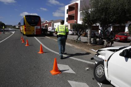 Al lugar de los hechos se han desplazado efectivos de la Policía Local y de la Guardia Civil de Tráfico