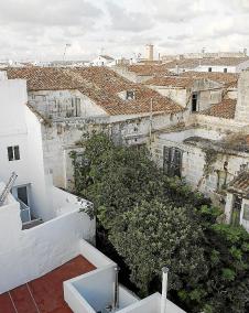 El alcalde contactará con los propietarios de las casas abandonadas.