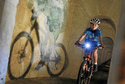 Arranque. Un joven ciclista, a oscuras, durante una edición anterior. La Volta BTT arrancará mañana en Ciutadella.