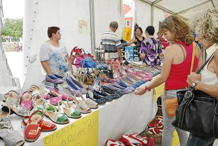 Artículos como las estivales abarcas, en oferta en la feria del stock en la Plaça Esplanada