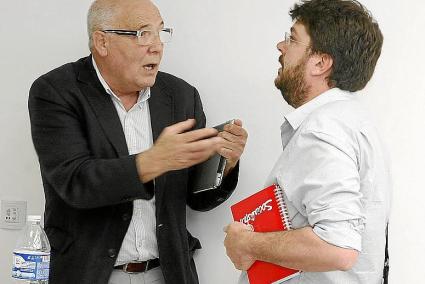 MENORCA - EL DIPUTADO GARCIA GASULLA HABLA CON VICENÇ TUR TRAS EL COMITE INSULAR DEL PSOE.