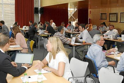 La sala de plenos del Consell Insular albergó ayer las primeras dos rondas de reuniones: al final de las jornadas tendrán lugar 750.