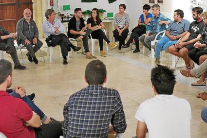 Los empresarios afectados, reunidos anteayer en la antigua sala de Sant Josep de la calle Santa Clara de Ciutadella.