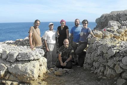 Els quatre arqueòlegs (Antoni Ferrer, Magdalena Salas, Damià Ramis i Montserrat Anglada) amb dos dels voluntaris Esteve Barceló