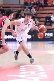 El base mahonés, Agustí Sans, bota el balón durante un partido con el Prat-Joventut.