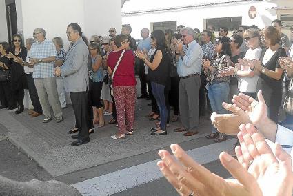 Los asistentes dedicaron un caluroso y emotivo aplauso a la salida del féretro.